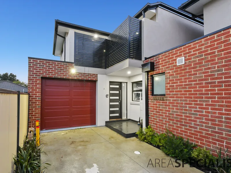 Modern Style Living in Doveton!