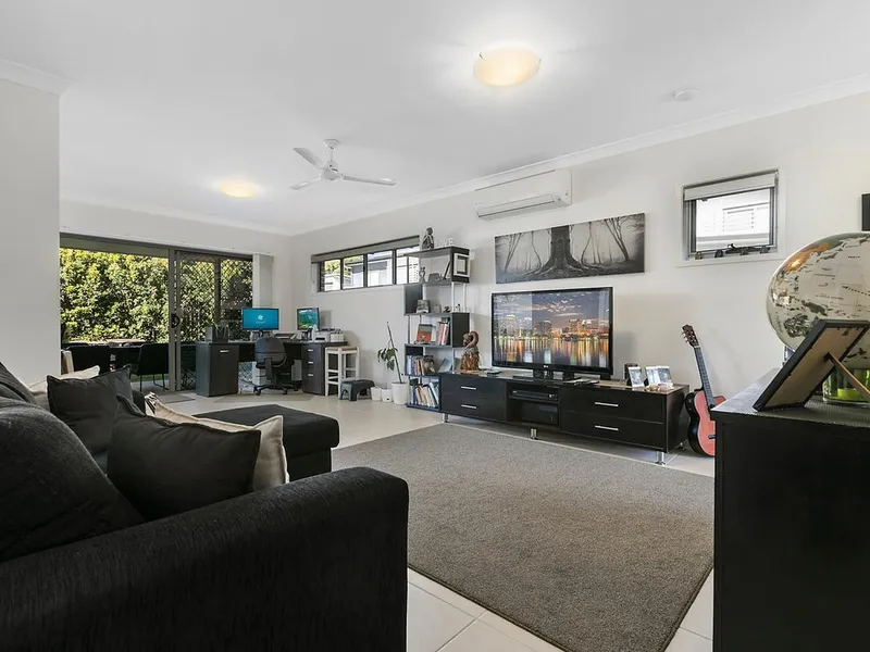 Spacious unit in prime Little Mountain location