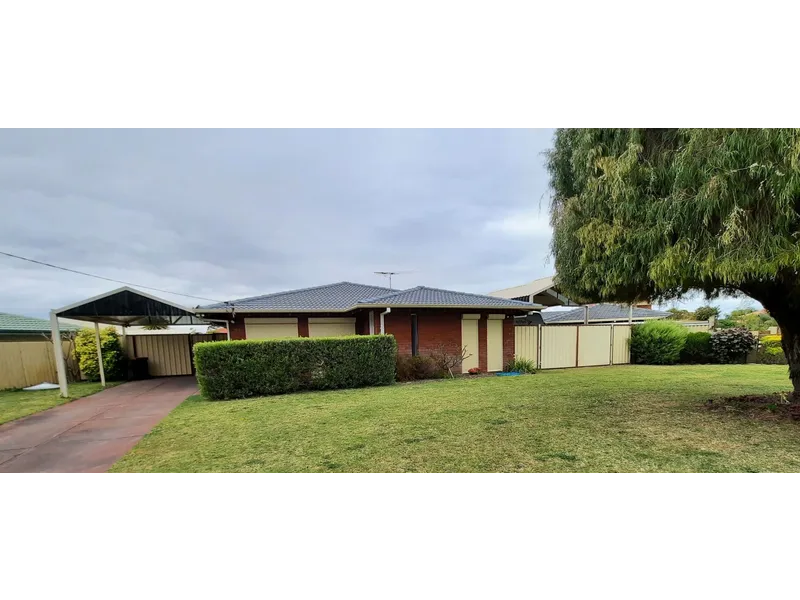 Ideal location with side access for boat or caravan.