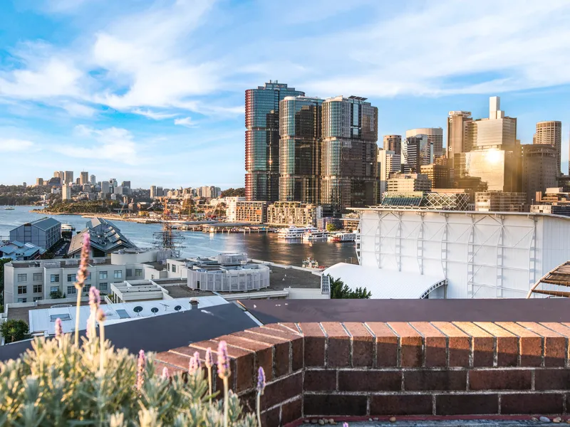 LARGE THREE BEDROOM APARTMENT WITH CITY VIEWS + DOUBLE LOCK-UP GARAGE