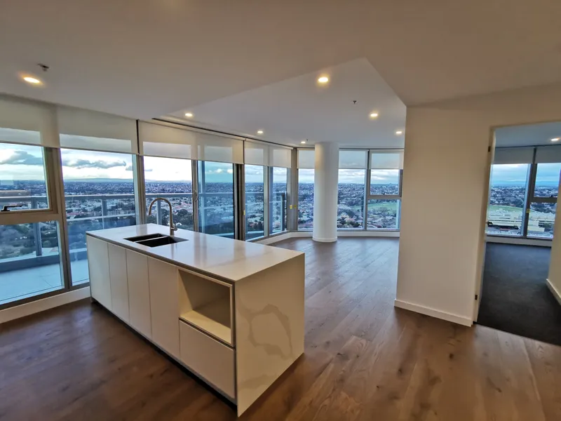 Panoramic View Overseeing Moonee Valley Racecourse – One-of-a-kind 2 Bedroom Apartment in the primary retail precinct of Moonee Ponds