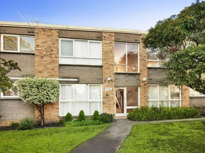 FULLY FURNISHED APARTMENT - EXCELLENT LOCATION