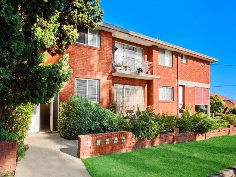 Two Bedroom First Floor Unit - Walk to Parramatta