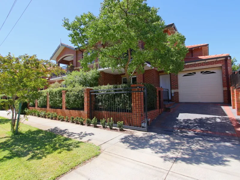 OPPOSITE PARK Sensational Lifestyle Location Pets Considered