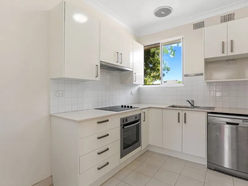 *** BRIGHT & SUNNY TOP FLOOR APARTMENT ***