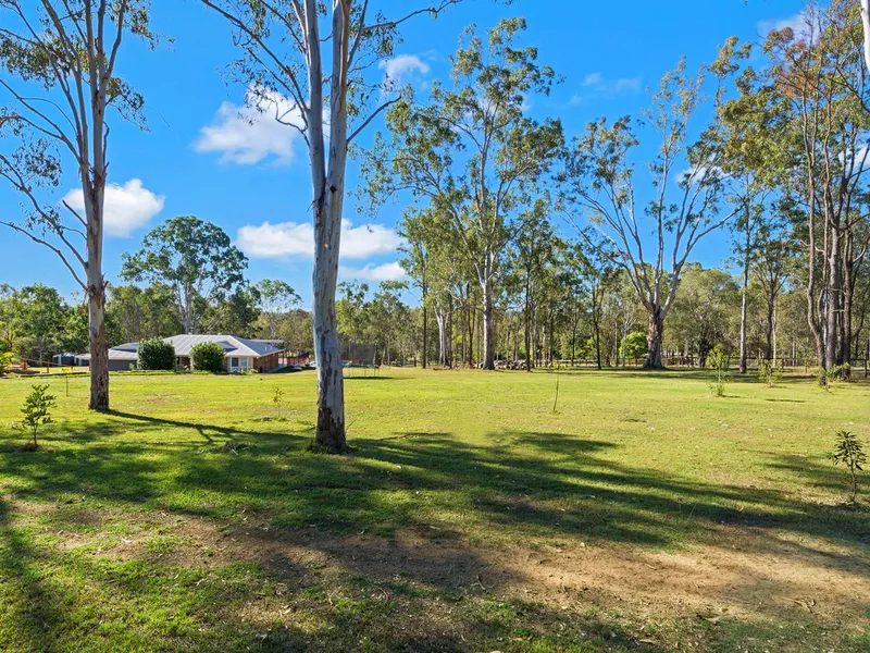 CONTEMPORARY UPGRADES, DUAL-LIVING & INCREDIBLE VEHICLE/TRADES ACCOMMODATION IN LEAFY ACREAGE SANCTUARY