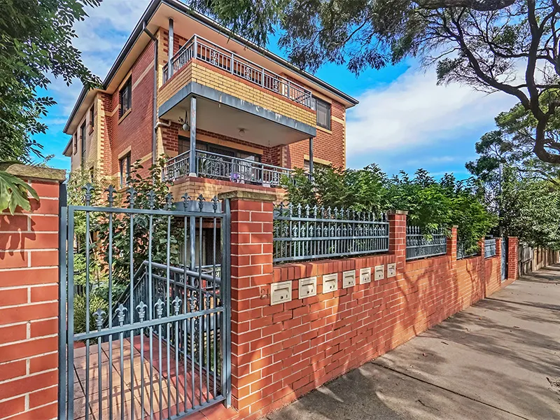 VOGUE TWO BEDROOM UNIT IN BOUTIQUE BLOCK OF 6