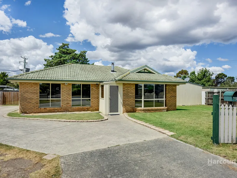 Low Maintenance On One Level Close to Conveniences