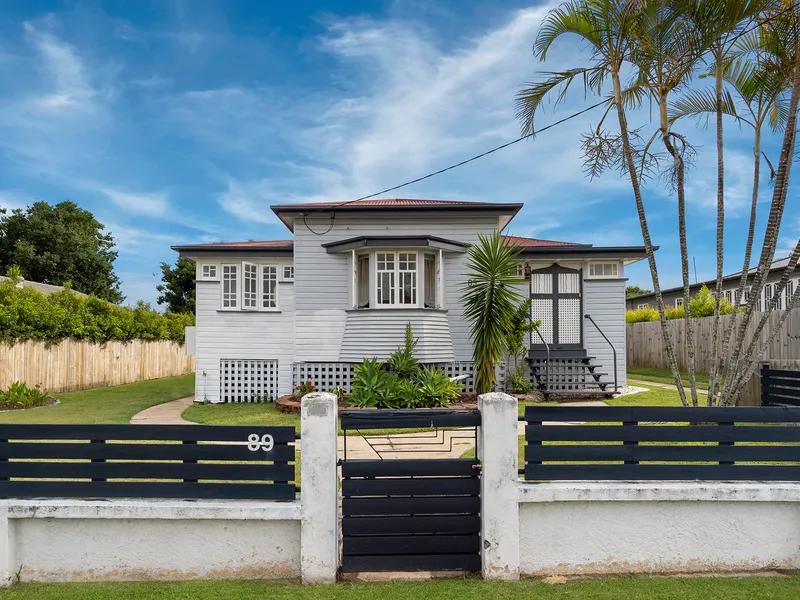 DELUXE CHARACTER HOME