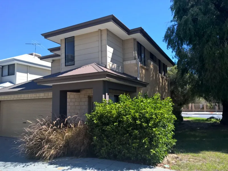 SPACIOUS TOWNHOUSE, 10 Mins to AIRPORT Easy Access to city