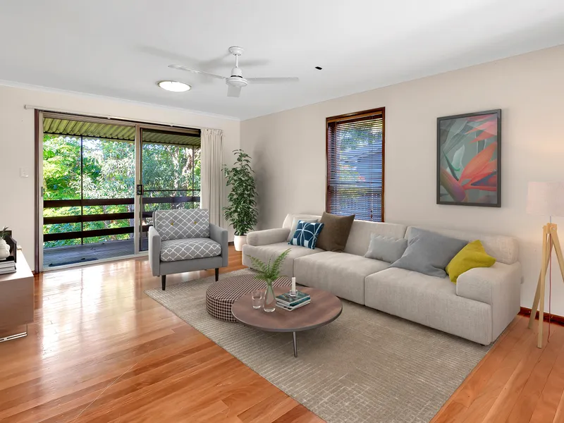 FANTASTIC VALUE FAMILY HOME WITH DUAL LIVING OPTIONS IN QUIET & CENTRAL ASHMORE LOCATION!