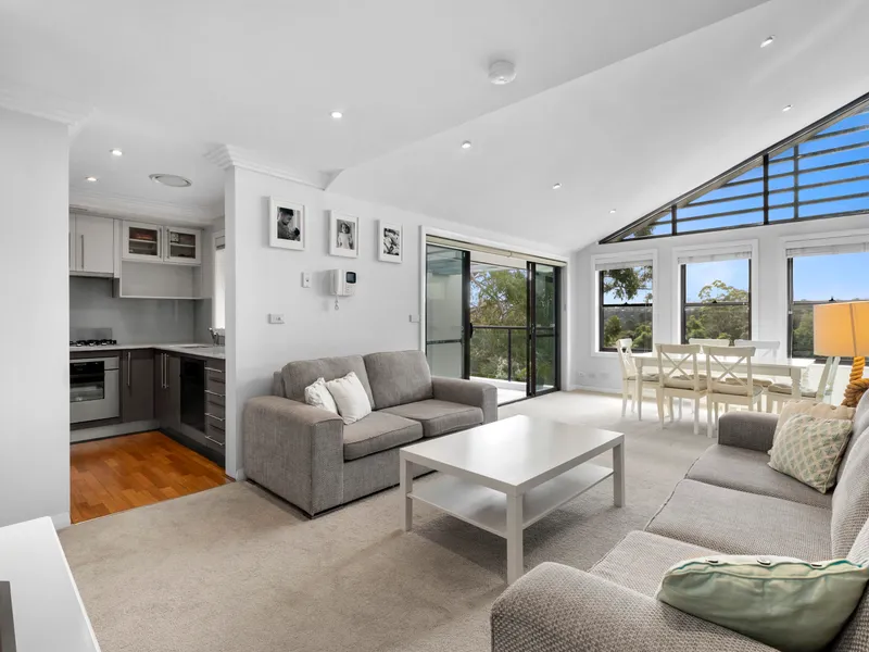 Light-Filled Unit with High Ceilings