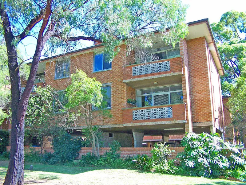 PERFECT LOCATION, CLOSE TO STATION AND SHOPS