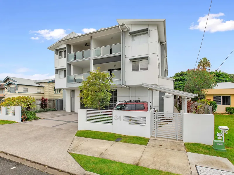 Stylish ground floor unit moments from Wynnum CBD