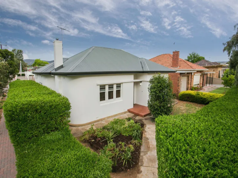 5 kms to city Large family home