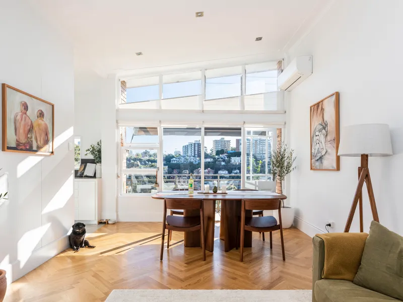 Renovated top-floor apartment / amazing views & natural light