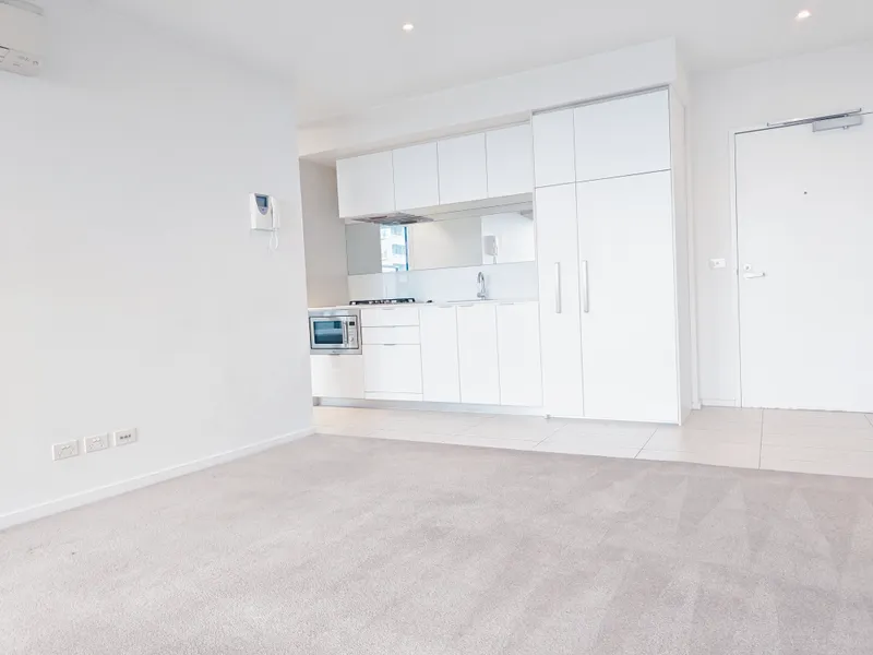 EASY MOVE IN - Spacious apartment in vibrant Southbank