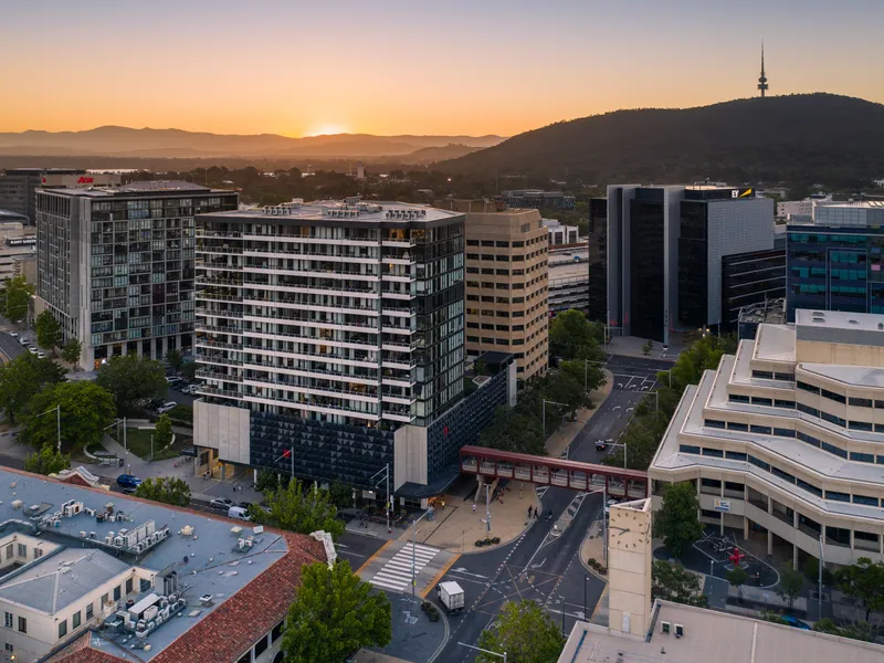 ‘Mayfair’ Magnificence: Views, Location, Lifestyle!