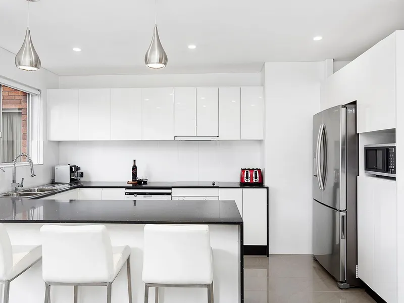 Well presented renovated apartment in picture perfect location