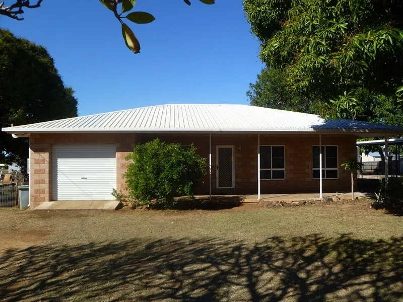 * * * This BRICK HOUSE on a 1347m2 BLOCK is a BEAUTY * * *