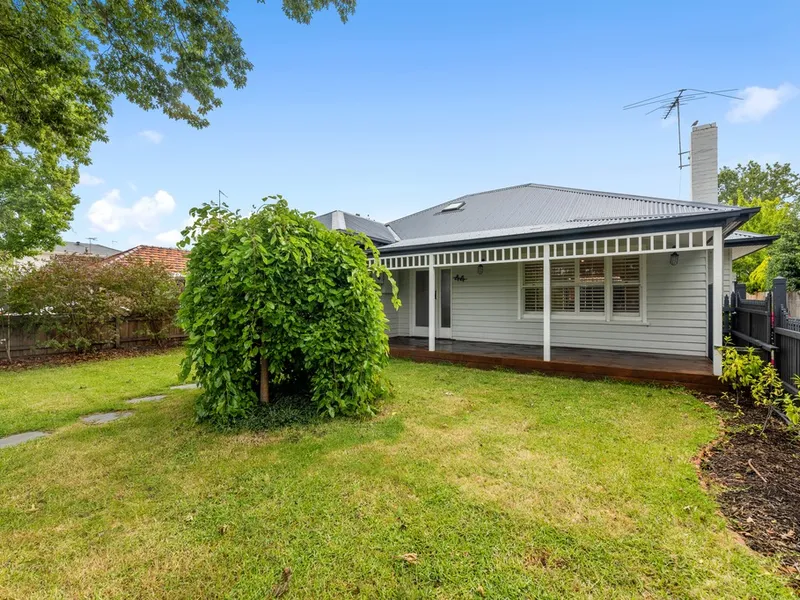 IRRESISTABLE CHARM, SUBLIME STYLE IN PRIZED POCKET