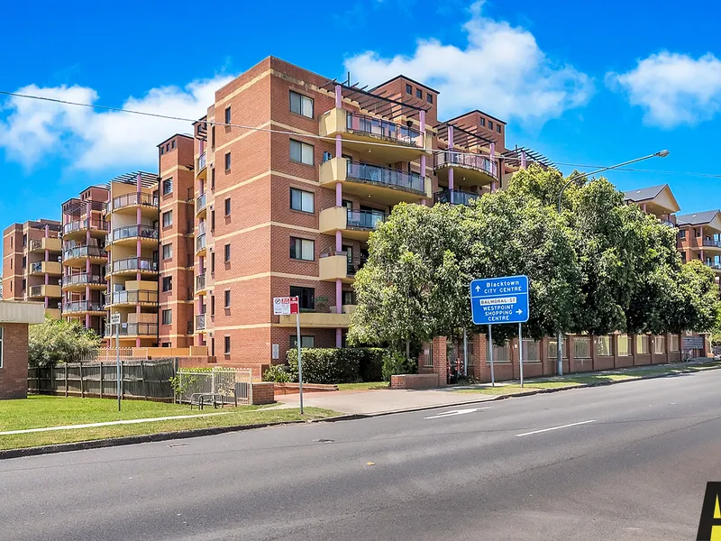 A Stone's throw away to Westpoint Shopping Centre & Train Station