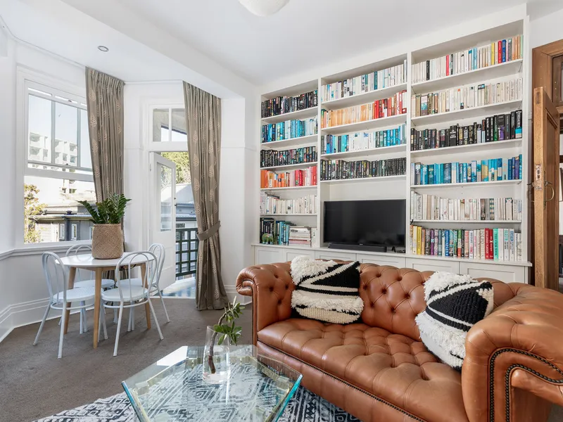 Apt in landmark 1918 block near harbour