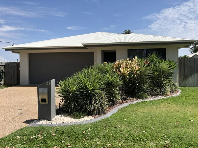 Spacious, modern 4 beds + 2 living areas