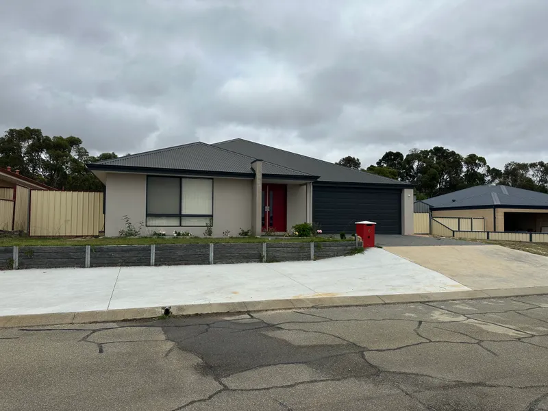 WELL PRESENTED FIT FOR A FAMILY BRICK VENEER WITH COLORBOND ROOF