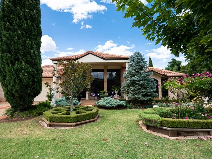 “SELLING” IMMACULATE HOME ON 775 m2