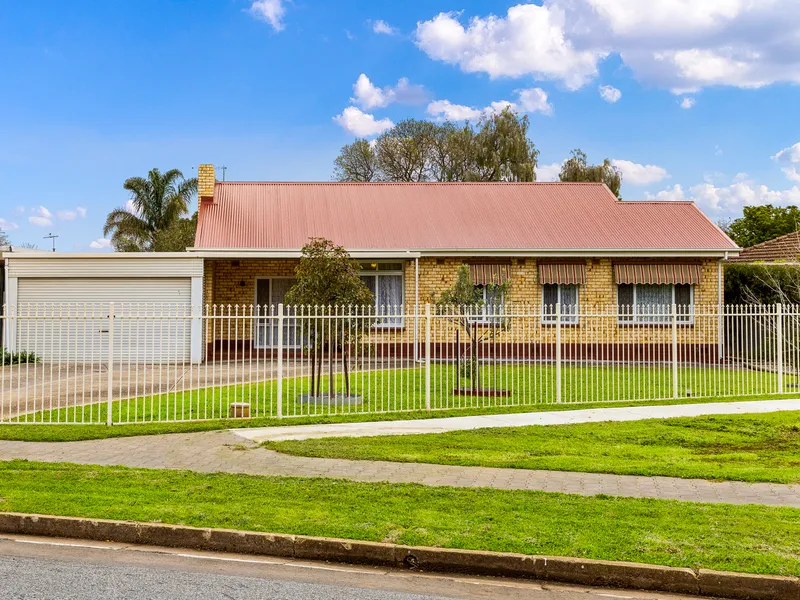 3 Bedrooms, Spacious Living & Alfresco, Extensive Garaging