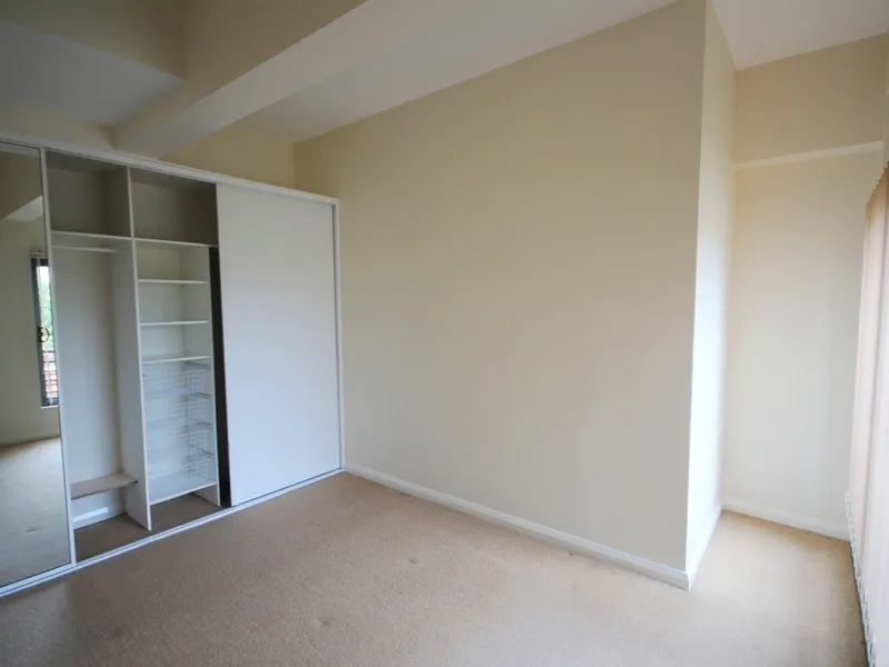 SPACIOUS SECURITY APARTMENT MINUTES FROM STATION