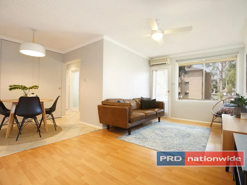 Two bedroom apartment with air conditioning close to Penrith CBD.