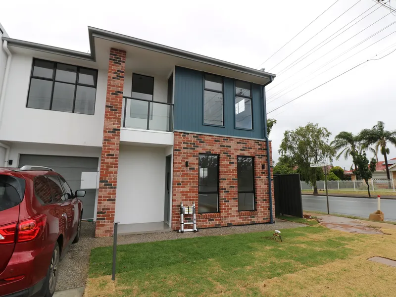 Stunning Modern Style Townhouse Located In The Popular Suburb Of Campbelltown!