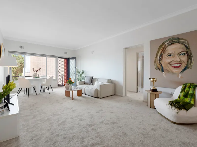 GAI'S DELIGHTFUL TWO-BEDROOM APARTMENT WITH HARBOUR VIEWS