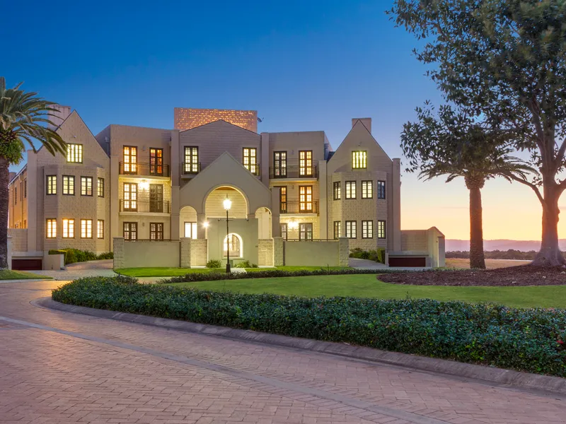 Fit for Royalty-Classic Architecture Adapted to Modern Lifestyle!
