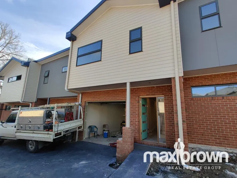 IDEAL LOCATION - MODERN TWO BEDROOM TOWNHOUSE