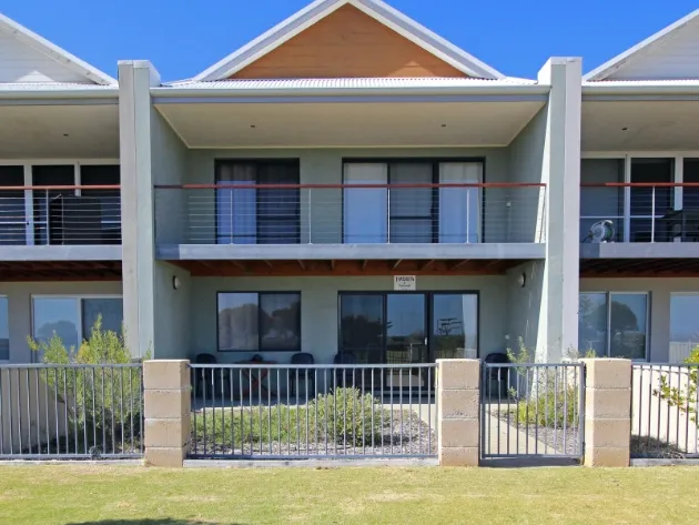 UNIQUE TOWNHOUSE - 2 X RESIDENTIAL UNITS