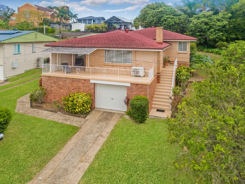 SPACIOUS HOME WITH PANORAMIC VIEWS