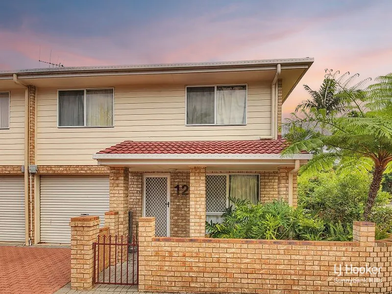 HIGH CEILING TOWNHOUSE IN RESORT-STYLE GATED COMPLEX