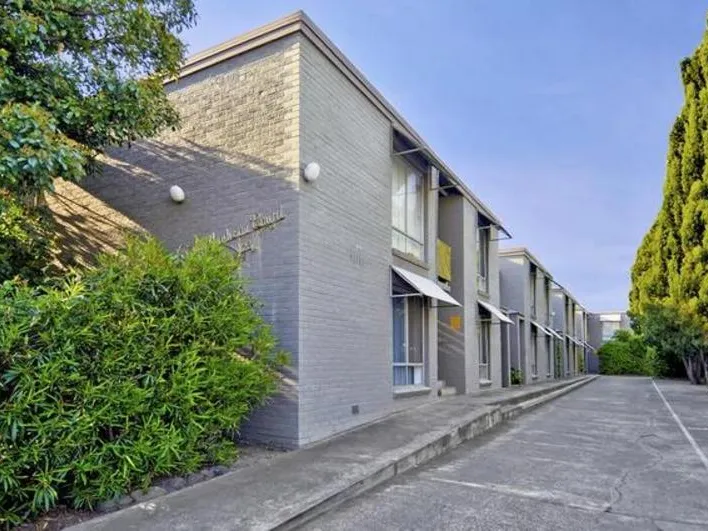 A SHORT WALK TO LYGON STREET