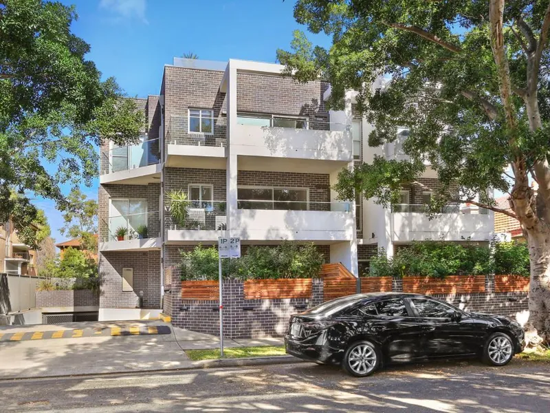 Enormous Open Plan Residence, 1km To UNSW & 100m To Anzac Parade 