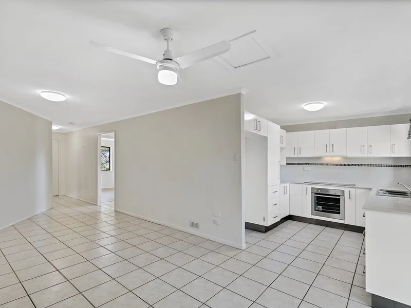 Spacious Duplex Buddina- Centrally Located in a Quiet Cul-De-Sac with Private Garden