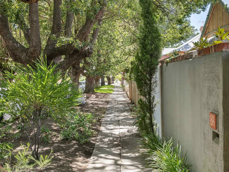 LIFESTYLE & LIVEABILITY!    PRIME CONVENIENCE!