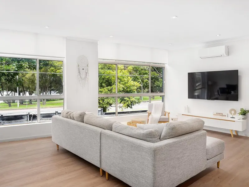 SUBLIME EXECUTIVE APARTMENT FOOTSTEPS TO ALL OF THE NORTHERN BEACHES AMMENITIES