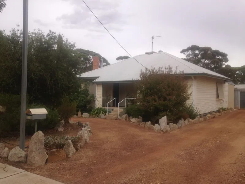 FAMILY HOME WITH LARGE WORKSHOP