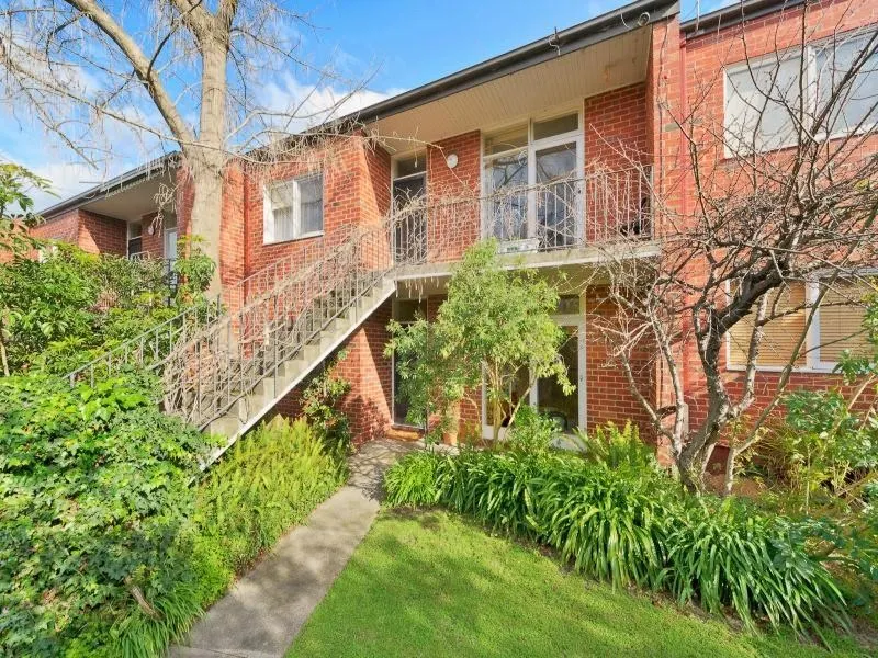 Garden setting with lock up garage