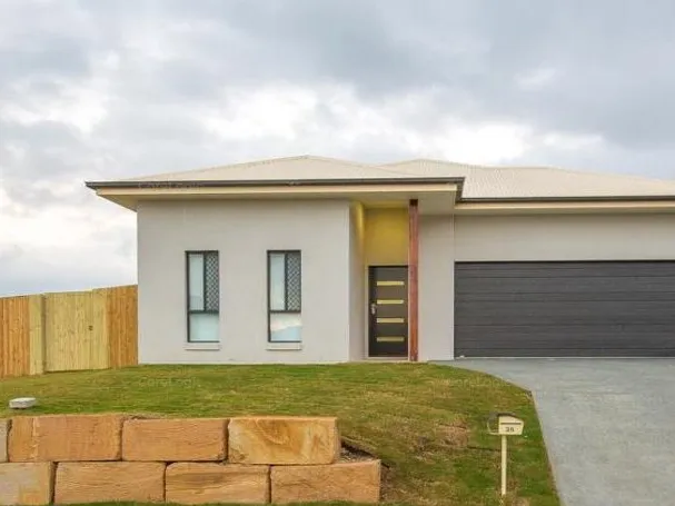 CONTEMPORARY SPLIT-LEVEL OVERLOOKING THE HINTERLAND