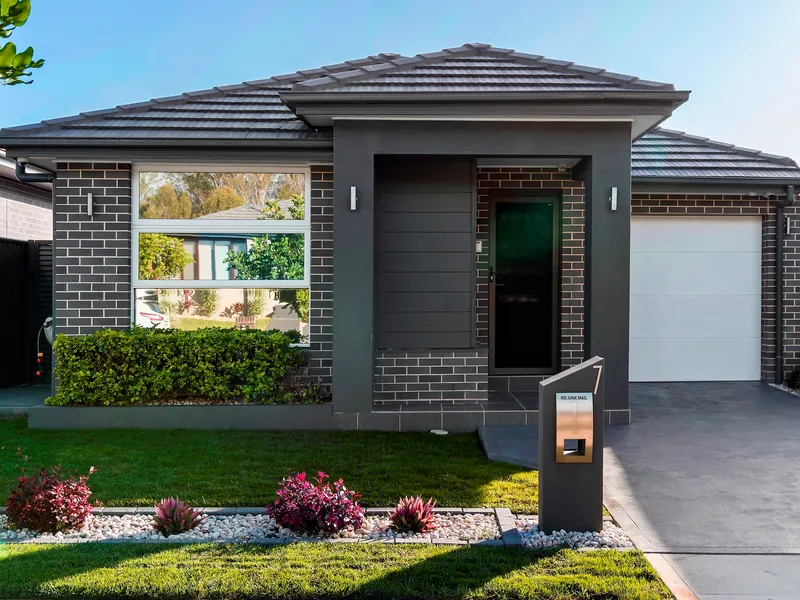 DELUXE HOME WITH PREMIUM FINISHES IN JORDAN SPRINGS!!