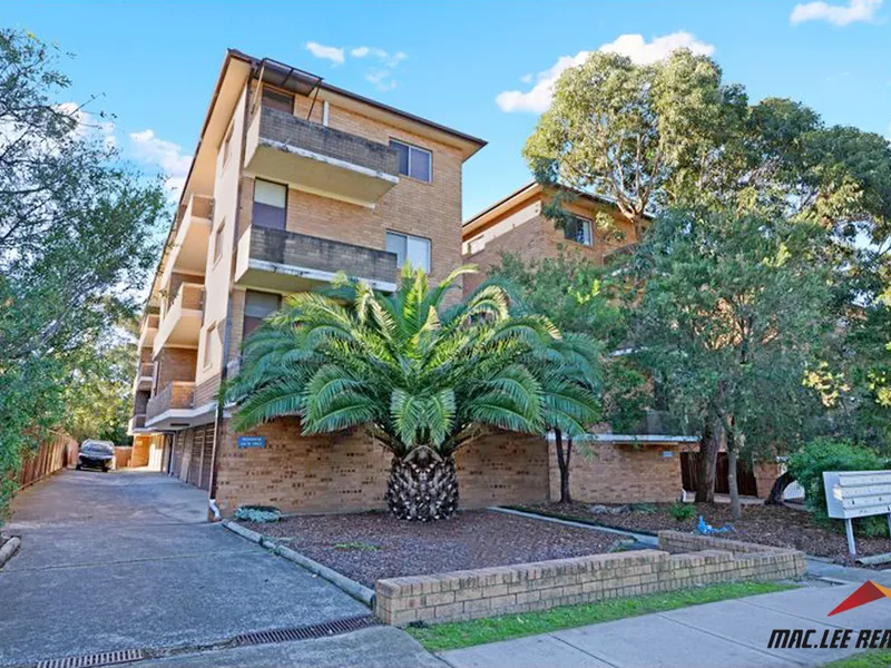 Well presented 2 bedrooms unit in convenient location!!
